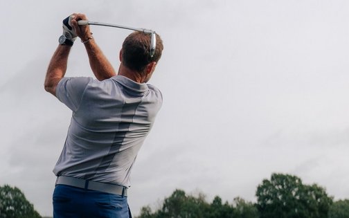 Golftasche mit Schlägern auf dem gepflegten Fairway im Westerwald