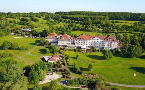 Außenansicht Golf und Sporthotel Wiesensee mit Golfplatz von oben