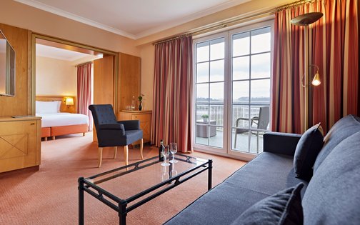 Helle Suite mit Balkon, Wohnbereich und Sitzecke