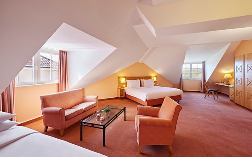 Deluxe Doppelzimmer mit Sitzecke und großem Bett